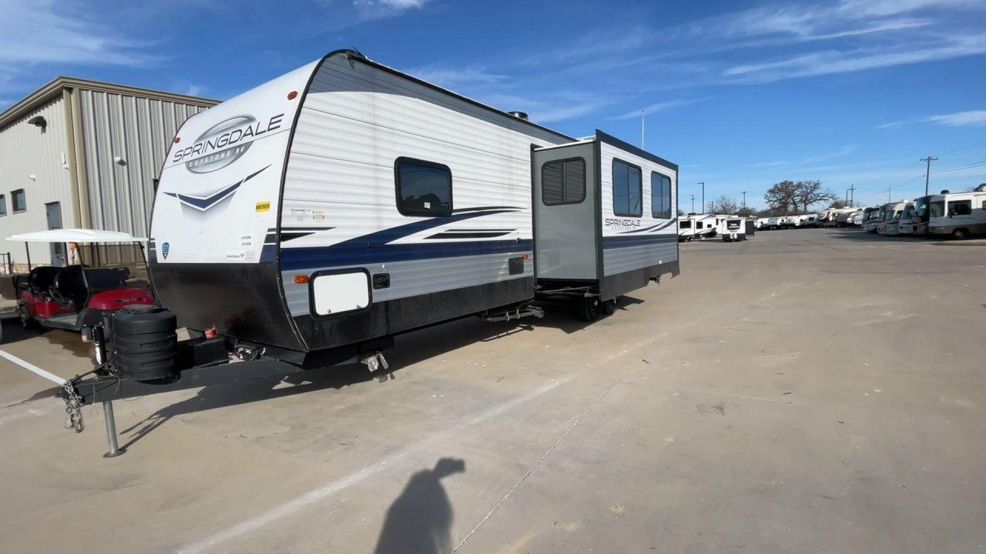 2023 KEYSTONE SPRINGDALE 335BH (4YDTSGR22P3) , Length: 37.75 ft. | Dry Weight: 8,131 lbs. | Gross Weight: 11,200 lbs. | Slides: 1 transmission, located at 4319 N Main St, Cleburne, TX, 76033, (817) 678-5133, 32.385960, -97.391212 - Photo#5