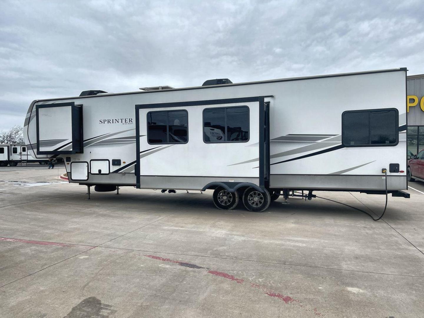 2023 KEYSTONE SPRINTER 35BH (4YDFSTT22P1) , Length: 39.75 ft. | Dry Weight: 11,485 lbs. | Gross Weight: 14,000 lbs. | Slides: 3 transmission, located at 4319 N Main St, Cleburne, TX, 76033, (817) 678-5133, 32.385960, -97.391212 - Photo#24