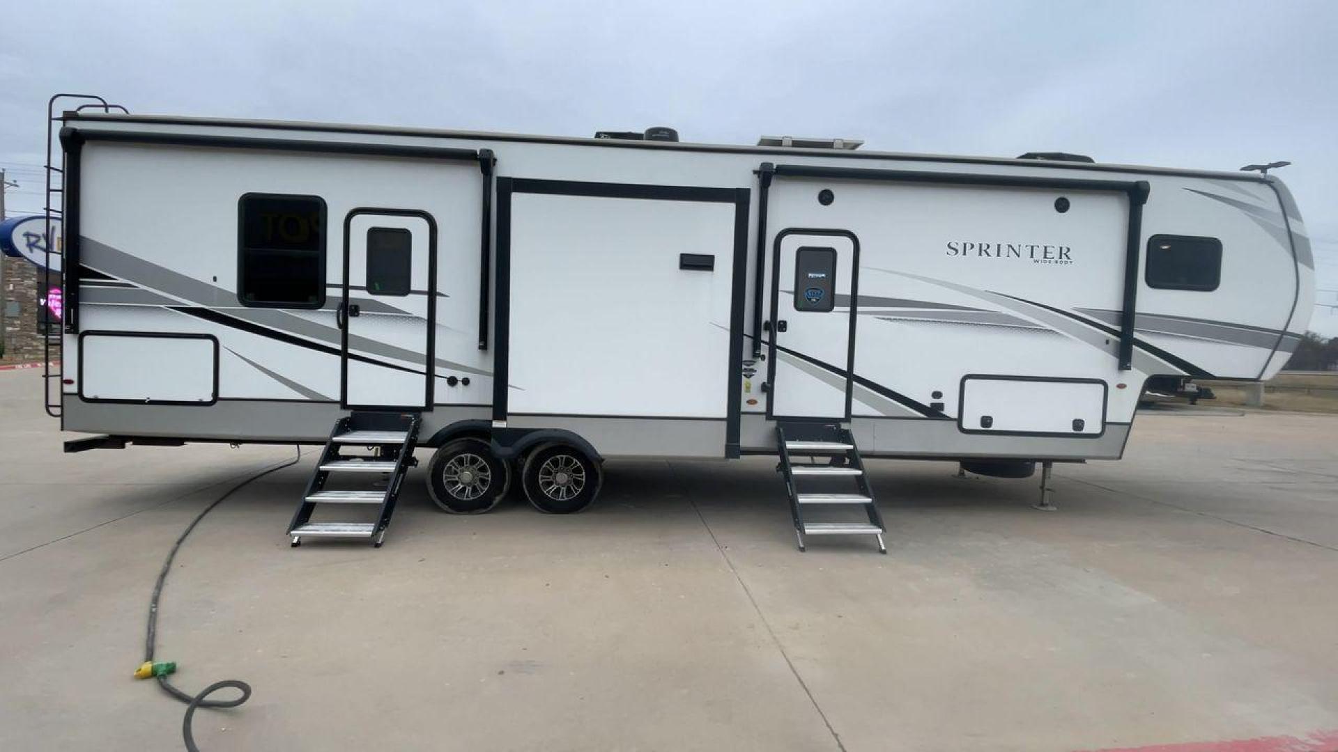 2023 KEYSTONE SPRINTER 35BH (4YDFSTT22P1) , Length: 39.75 ft. | Dry Weight: 11,485 lbs. | Gross Weight: 14,000 lbs. | Slides: 3 transmission, located at 4319 N Main St, Cleburne, TX, 76033, (817) 678-5133, 32.385960, -97.391212 - Photo#2