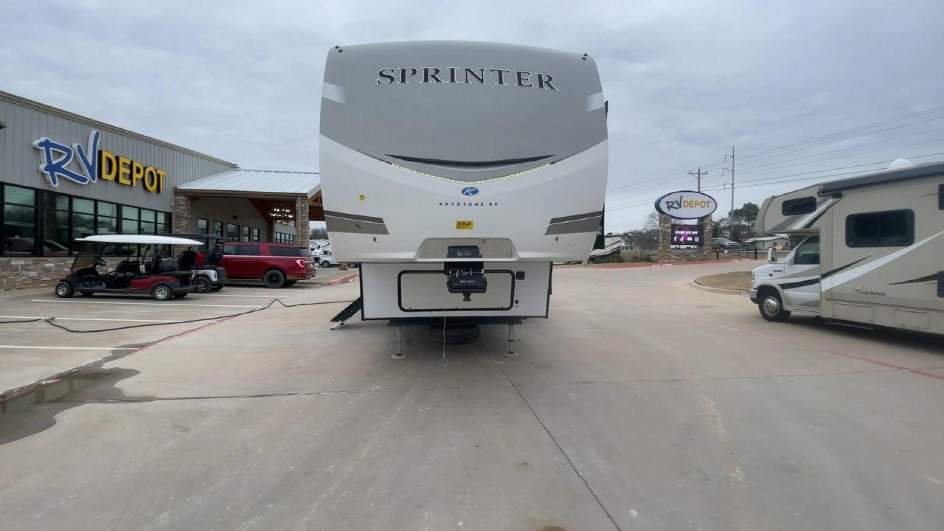 2023 KEYSTONE SPRINTER 35BH (4YDFSTT22P1) , Length: 39.75 ft. | Dry Weight: 11,485 lbs. | Gross Weight: 14,000 lbs. | Slides: 3 transmission, located at 4319 N Main St, Cleburne, TX, 76033, (817) 678-5133, 32.385960, -97.391212 - Photo#4