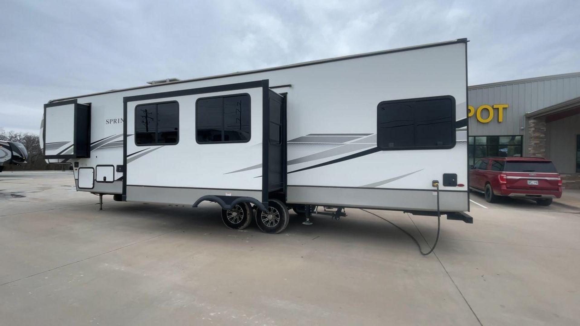 2023 KEYSTONE SPRINTER 35BH (4YDFSTT22P1) , Length: 39.75 ft. | Dry Weight: 11,485 lbs. | Gross Weight: 14,000 lbs. | Slides: 3 transmission, located at 4319 N Main St, Cleburne, TX, 76033, (817) 678-5133, 32.385960, -97.391212 - Photo#7