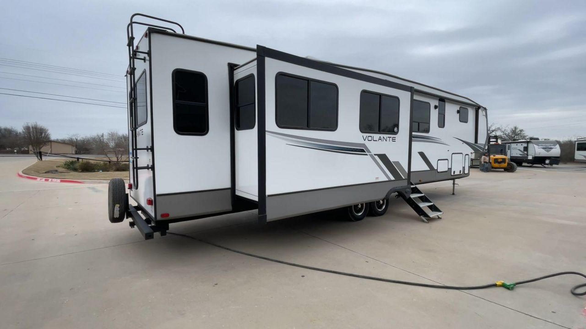 2023 KEYSTONE VOLANTE 375MD (4YDFVLU25P6) , Length: 41.67 ft | Dry Weight: 11,564 lbs | Gross Weight: 14,466 lbs | Slides: 4 transmission, located at 4319 N Main St, Cleburne, TX, 76033, (817) 678-5133, 32.385960, -97.391212 - Photo#1