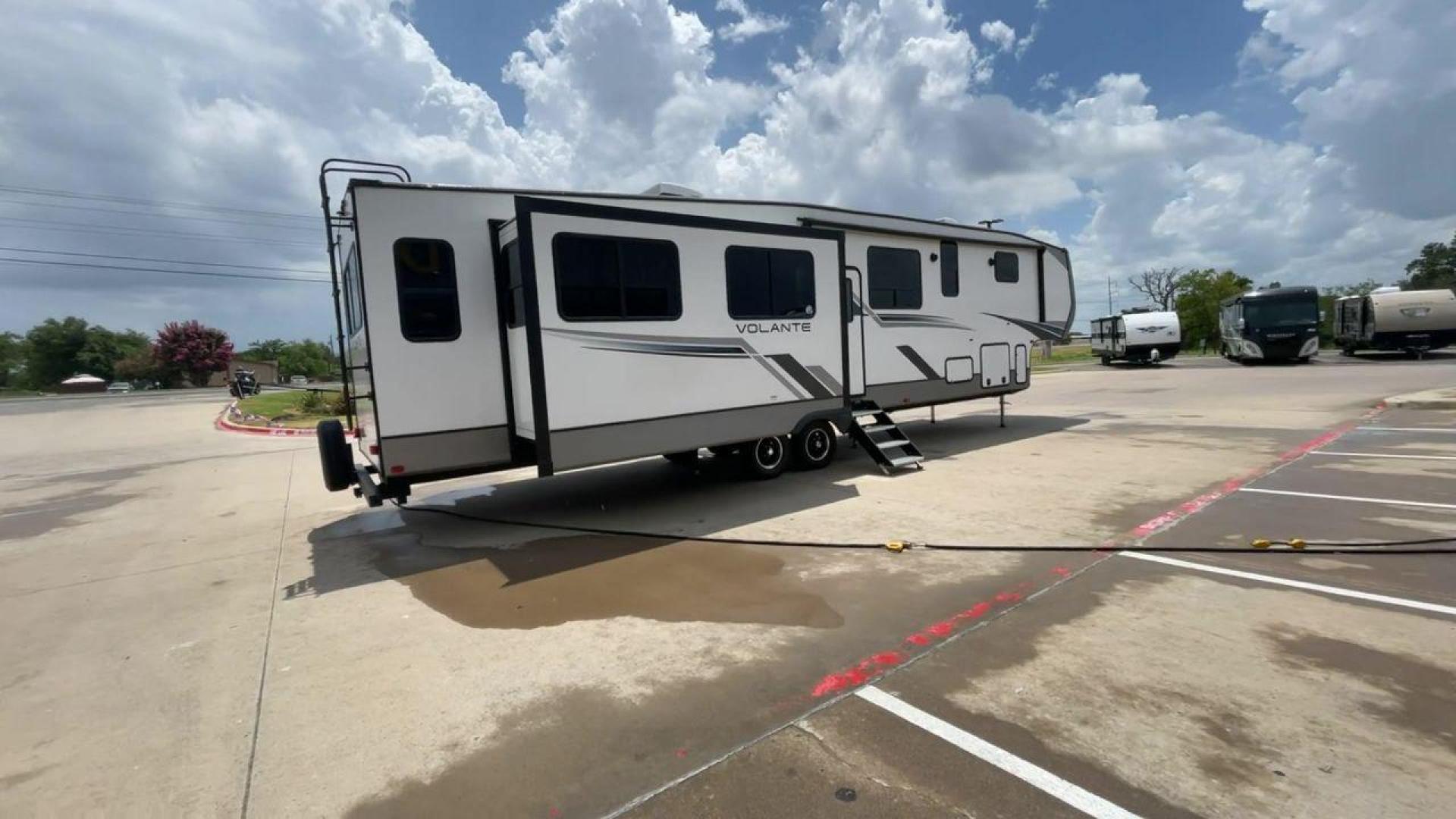 2023 KEYSTONE VOLANTE 375MD (4YDFVLU25P6) , Length: 41.67 ft | Dry Weight: 11,564 lbs | Gross Weight: 14,466 lbs | Slides: 4 transmission, located at 4319 N Main St, Cleburne, TX, 76033, (817) 678-5133, 32.385960, -97.391212 - Photo#24