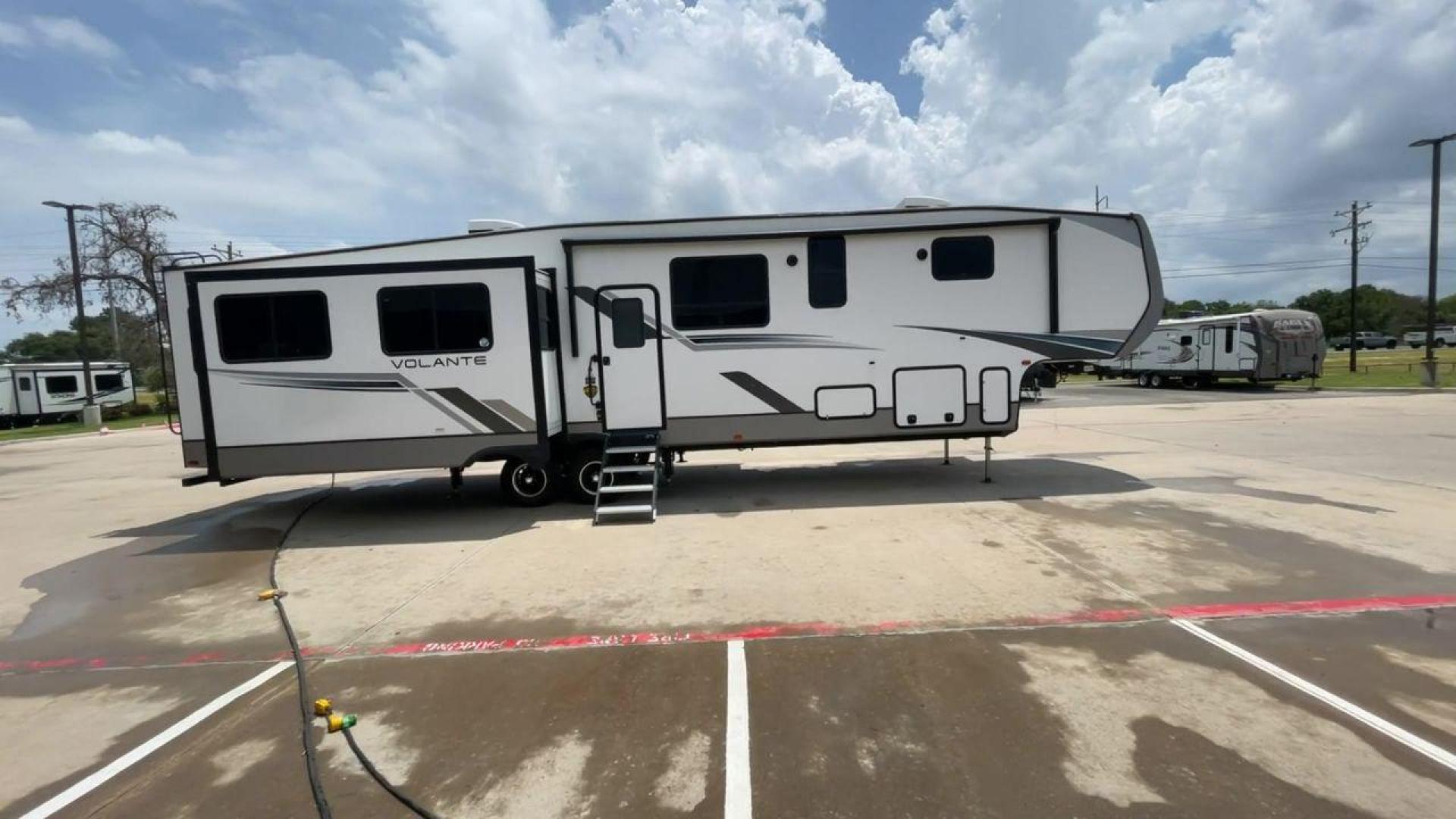 2023 KEYSTONE VOLANTE 375MD (4YDFVLU25P6) , Length: 41.67 ft | Dry Weight: 11,564 lbs | Gross Weight: 14,466 lbs | Slides: 4 transmission, located at 4319 N Main St, Cleburne, TX, 76033, (817) 678-5133, 32.385960, -97.391212 - Photo#25