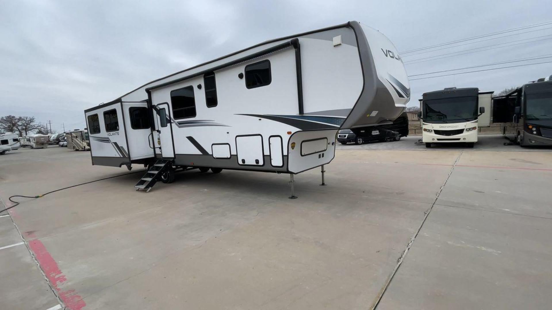 2023 KEYSTONE VOLANTE 375MD (4YDFVLU25P6) , Length: 41.67 ft | Dry Weight: 11,564 lbs | Gross Weight: 14,466 lbs | Slides: 4 transmission, located at 4319 N Main St, Cleburne, TX, 76033, (817) 678-5133, 32.385960, -97.391212 - Photo#3