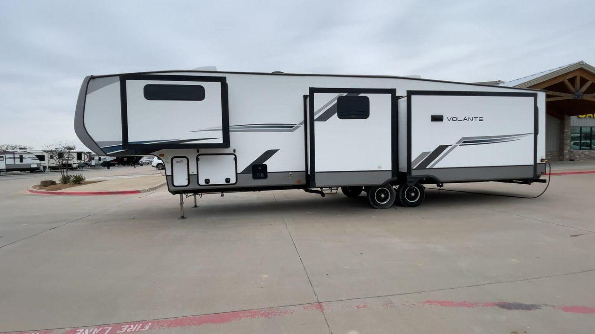 2023 KEYSTONE VOLANTE 375MD (4YDFVLU25P6) , Length: 41.67 ft | Dry Weight: 11,564 lbs | Gross Weight: 14,466 lbs | Slides: 4 transmission, located at 4319 N Main St, Cleburne, TX, 76033, (817) 678-5133, 32.385960, -97.391212 - Photo#6