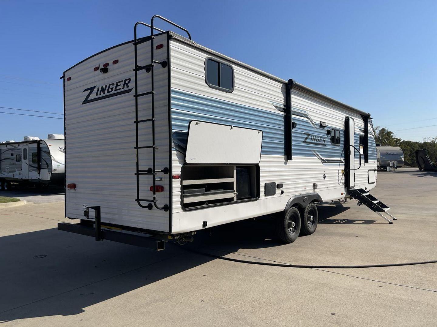 2023 KEYSTONE ZINGER 290KB (4YDTZRN24PS) , Length: 33.5 ft. | Dry Weight: 6,779 lbs. | Gross Weight: 9,670 lbs. | Slides: 1 transmission, located at 4319 N Main St, Cleburne, TX, 76033, (817) 678-5133, 32.385960, -97.391212 - Photo#24