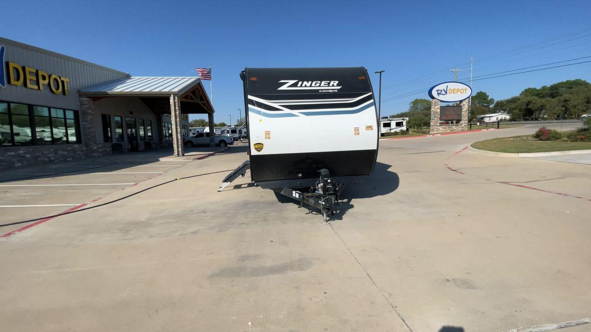 2023 KEYSTONE ZINGER 290KB (4YDTZRN24PS) , Length: 33.5 ft. | Dry Weight: 6,779 lbs. | Gross Weight: 9,670 lbs. | Slides: 1 transmission, located at 4319 N Main St, Cleburne, TX, 76033, (817) 678-5133, 32.385960, -97.391212 - Photo#4