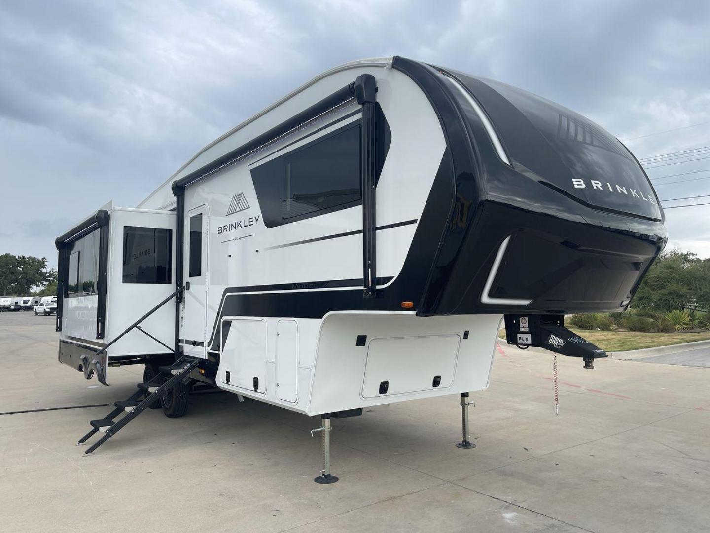 2024 BRINKLEY MODEL Z 2900 (7T0FZ3426RA) , Length: 32.92 ft. | Gross Weight: 14,495 lbs. | Slides: 3 transmission, located at 4319 N Main St, Cleburne, TX, 76033, (817) 678-5133, 32.385960, -97.391212 - Photo#29