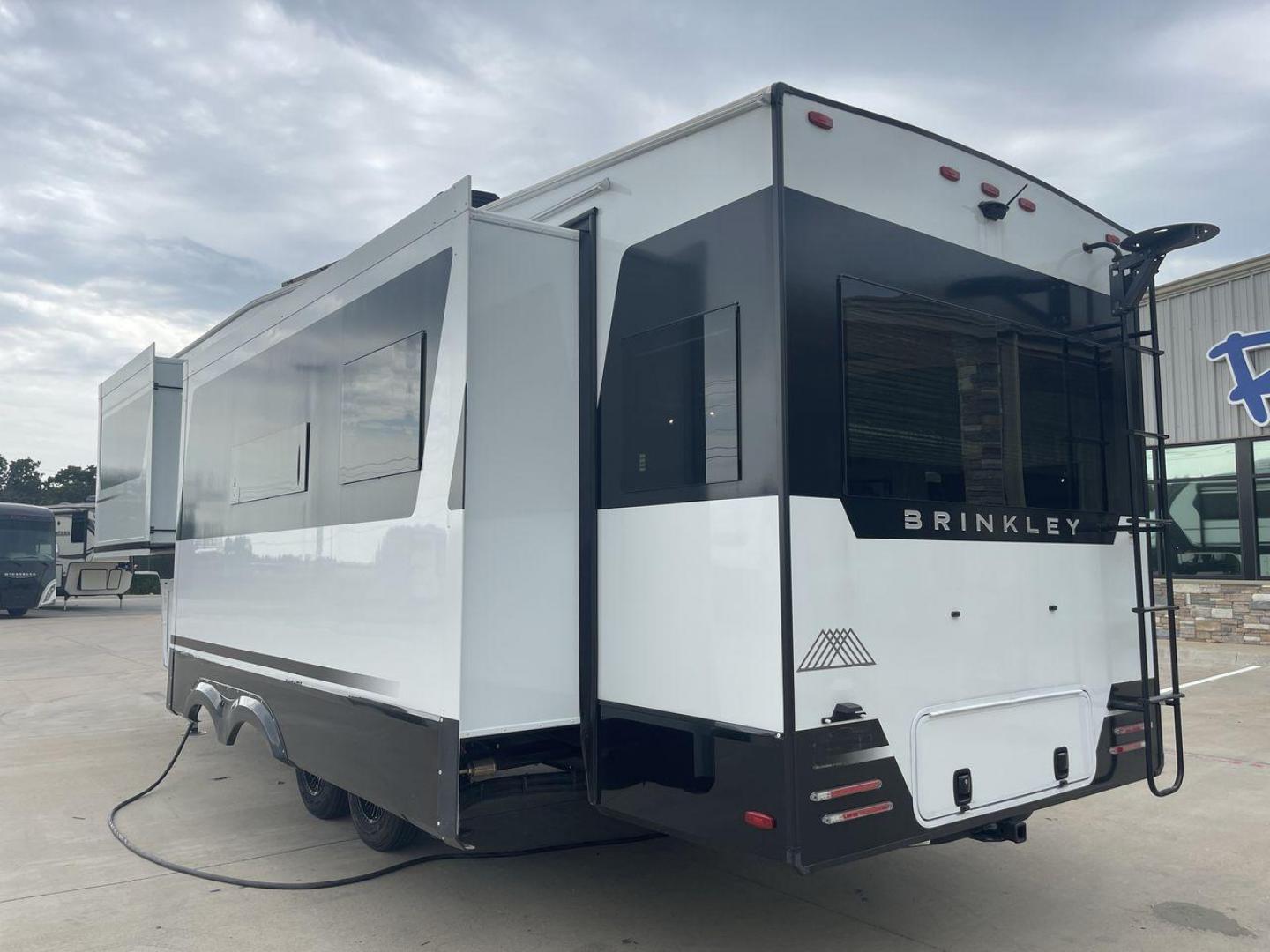 2024 BRINKLEY MODEL Z 2900 (7T0FZ3426RA) , Length: 32.92 ft. | Gross Weight: 14,495 lbs. | Slides: 3 transmission, located at 4319 N Main St, Cleburne, TX, 76033, (817) 678-5133, 32.385960, -97.391212 - Photo#31