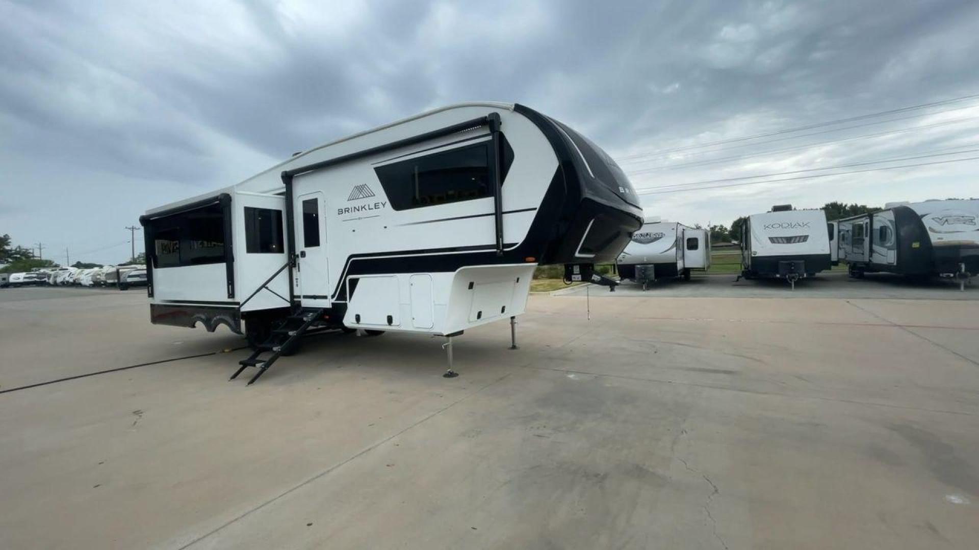 2024 BRINKLEY MODEL Z 2900 (7T0FZ3426RA) , Length: 32.92 ft. | Gross Weight: 14,495 lbs. | Slides: 3 transmission, located at 4319 N Main St, Cleburne, TX, 76033, (817) 678-5133, 32.385960, -97.391212 - Photo#3