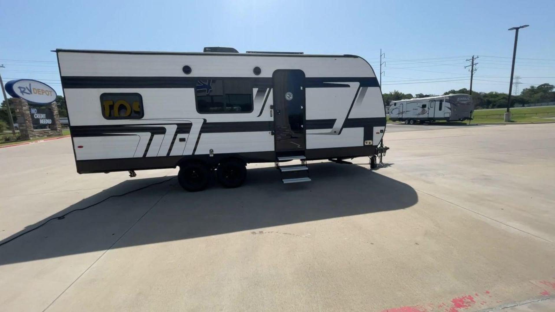 2024 GRAND DESIGN MOMENTUM 22MAV (573TM2724R1) , Length: 26.5 ft. | Dry Weight: 5,600 lbs. | Gross Weight: 10,950 lbs. transmission, located at 4319 N Main St, Cleburne, TX, 76033, (817) 678-5133, 32.385960, -97.391212 - Photo#2