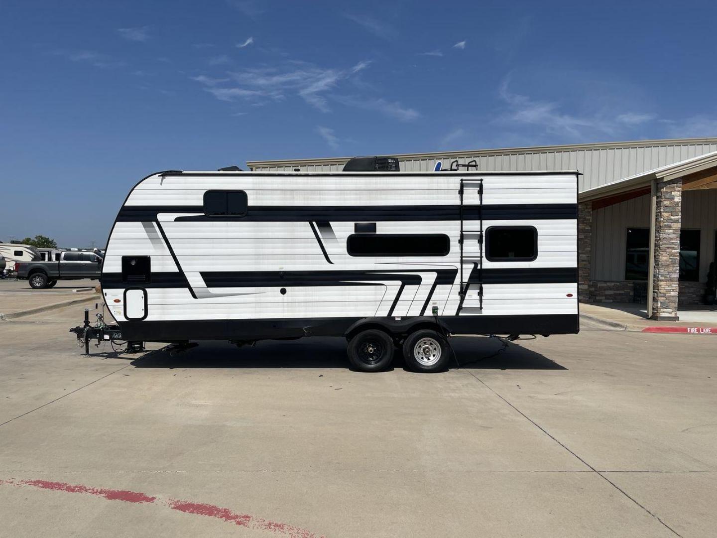 2024 GRAND DESIGN MOMENTUM 22MAV (573TM2724R1) , Length: 26.5 ft. | Dry Weight: 5,600 lbs. | Gross Weight: 10,950 lbs. transmission, located at 4319 N Main St, Cleburne, TX, 76033, (817) 678-5133, 32.385960, -97.391212 - Photo#24