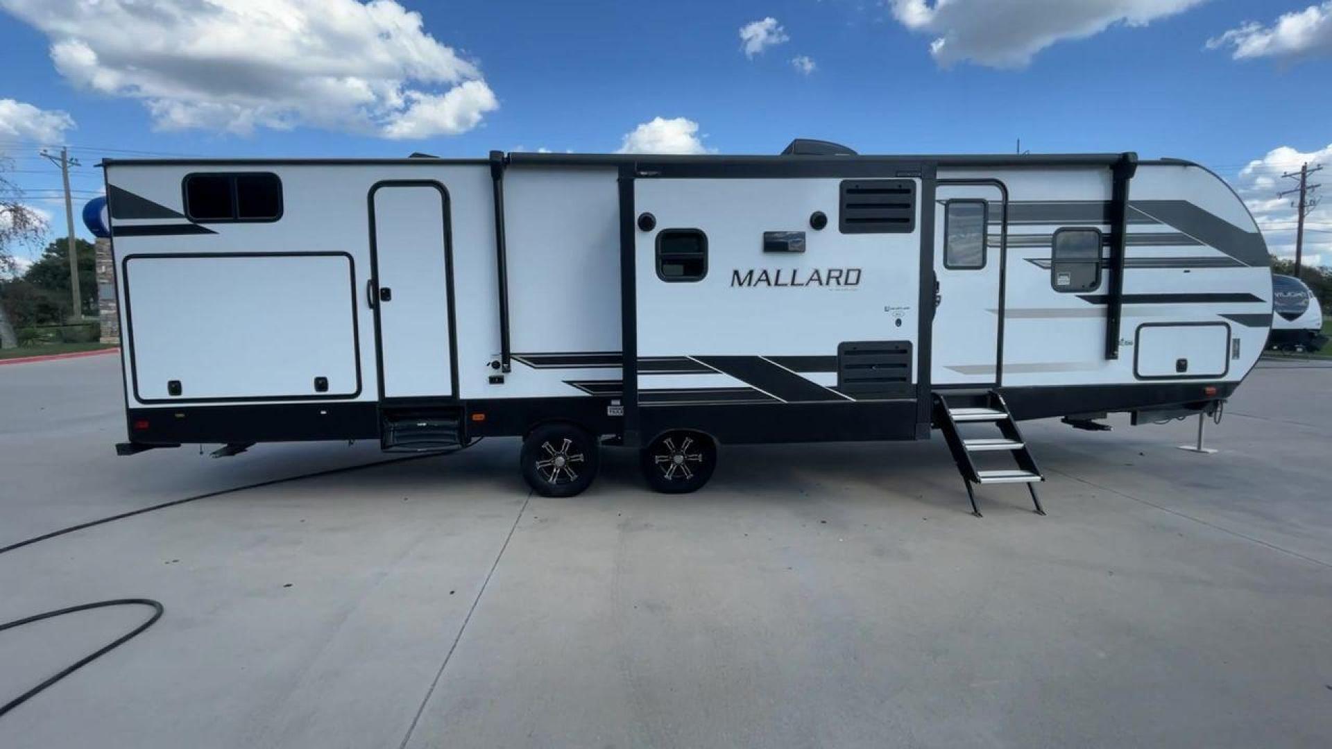 2024 HEARTLAND MALLARD M33 (5SFNB3720RE) , located at 4319 N Main St, Cleburne, TX, 76033, (817) 678-5133, 32.385960, -97.391212 - Photo#2