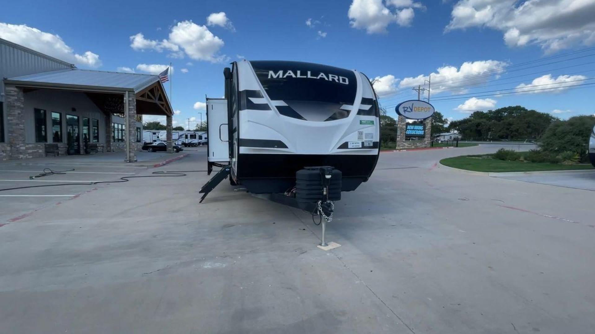 2024 HEARTLAND MALLARD M33 (5SFNB3720RE) , located at 4319 N Main St, Cleburne, TX, 76033, (817) 678-5133, 32.385960, -97.391212 - Photo#4