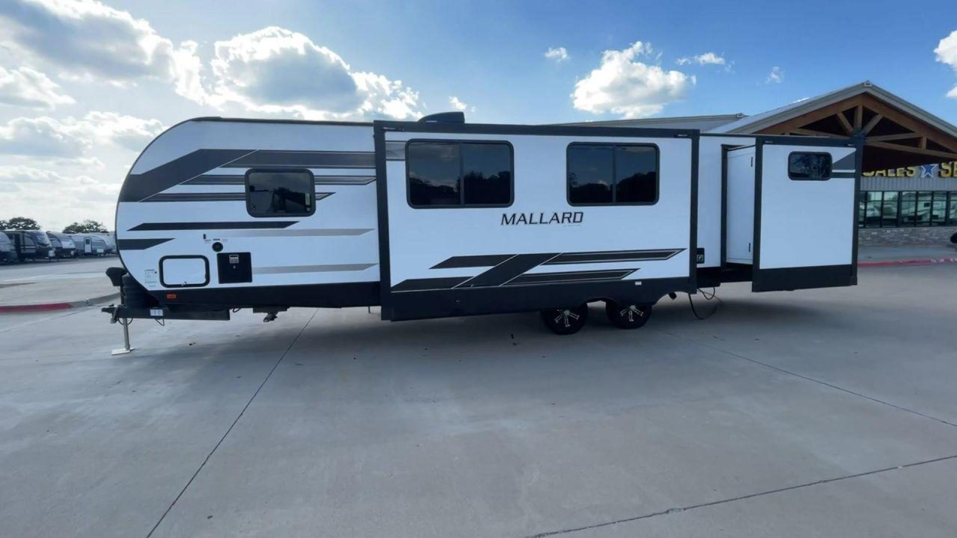 2024 HEARTLAND MALLARD M33 (5SFNB3720RE) , located at 4319 N Main St, Cleburne, TX, 76033, (817) 678-5133, 32.385960, -97.391212 - Photo#6