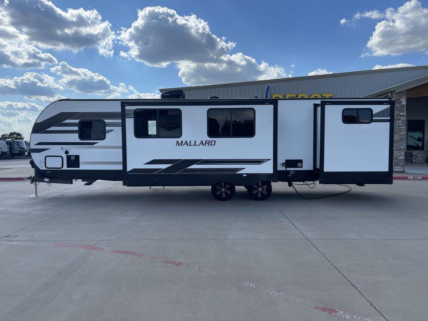 2024 HEARTLAND MALLARD M33 (5SFNB3720RE) , located at 4319 N Main St, Cleburne, TX, 76033, (817) 678-5133, 32.385960, -97.391212 - Photo#24