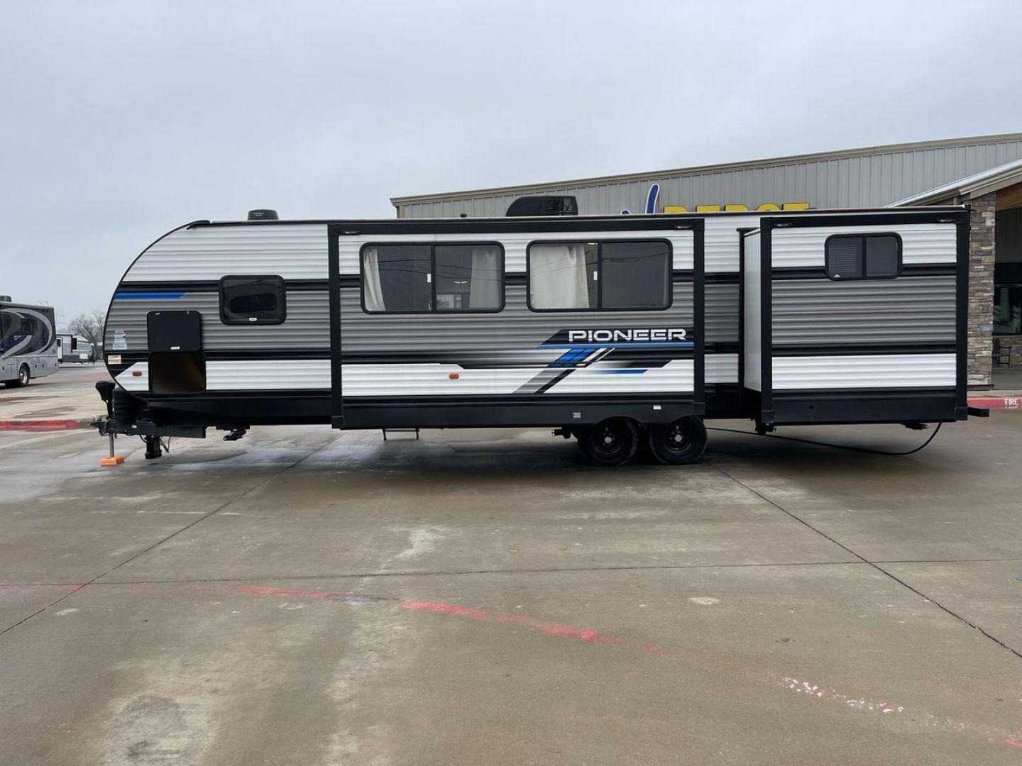 2024 HEARTLAND PIONEER BH335 (5SFPB3728RE) , Length: 37.46 ft | Dry Weight: 8,480 lbs | Gross Weight: 11,060 lbs | Slides: 3 transmission, located at 4319 N Main St, Cleburne, TX, 76033, (817) 678-5133, 32.385960, -97.391212 - Photo#23