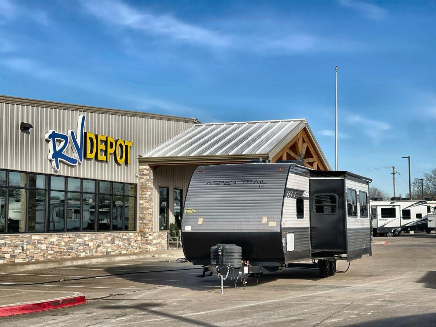 2024 KEYSTONE ASPEN TRAIL 29BH (4YDTATN23R8) , Length: 33.25 ft | Dry Weight: 6,484 lbs | Slides: 1 transmission, located at 4319 N Main St, Cleburne, TX, 76033, (817) 678-5133, 32.385960, -97.391212 - This used Keystone Aspen Trail 29BH is a well-maintained travel trailer with a modern and stylish exterior. Its silver and dark gray aluminum siding gives it a sleek, clean appearance, with white accents and a well-defined design pattern along the sides. It is equipped with multiple windows, enhanci - Photo#0