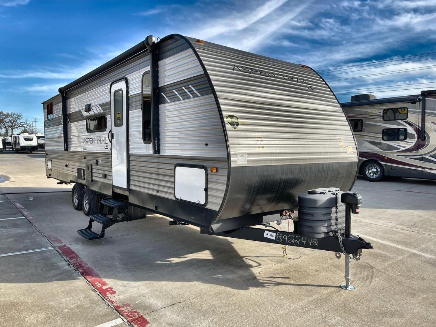 2024 KEYSTONE ASPEN TRAIL 29BH (4YDTATN23R8) , Length: 33.25 ft | Dry Weight: 6,484 lbs | Slides: 1 transmission, located at 4319 N Main St, Cleburne, TX, 76033, (817) 678-5133, 32.385960, -97.391212 - This used Keystone Aspen Trail 29BH is a well-maintained travel trailer with a modern and stylish exterior. Its silver and dark gray aluminum siding gives it a sleek, clean appearance, with white accents and a well-defined design pattern along the sides. It is equipped with multiple windows, enhanci - Photo#23