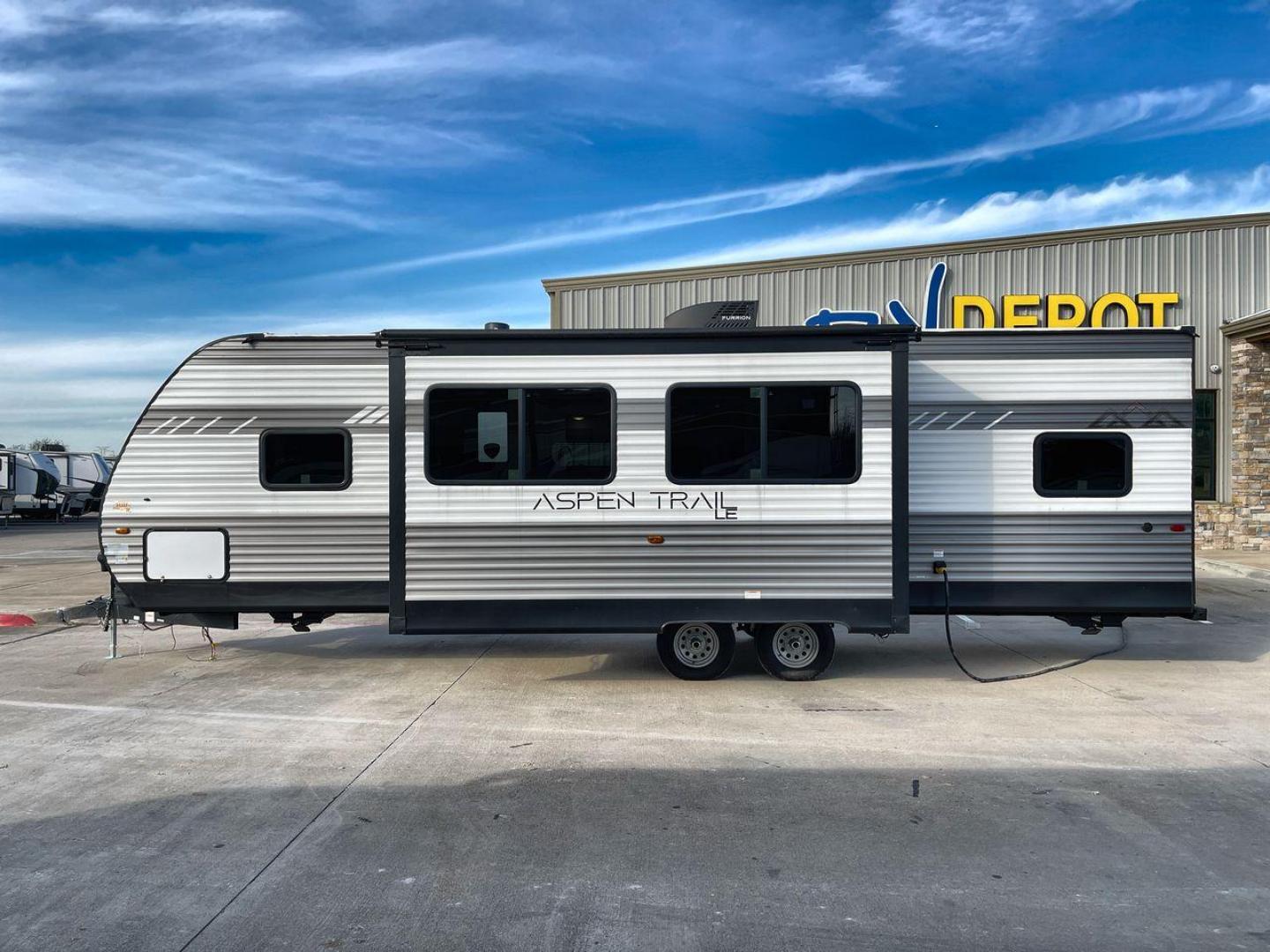 2024 KEYSTONE ASPEN TRAIL 29BH (4YDTATN23R8) , Length: 33.25 ft | Dry Weight: 6,484 lbs | Slides: 1 transmission, located at 4319 N Main St, Cleburne, TX, 76033, (817) 678-5133, 32.385960, -97.391212 - This used Keystone Aspen Trail 29BH is a well-maintained travel trailer with a modern and stylish exterior. Its silver and dark gray aluminum siding gives it a sleek, clean appearance, with white accents and a well-defined design pattern along the sides. It is equipped with multiple windows, enhanci - Photo#24