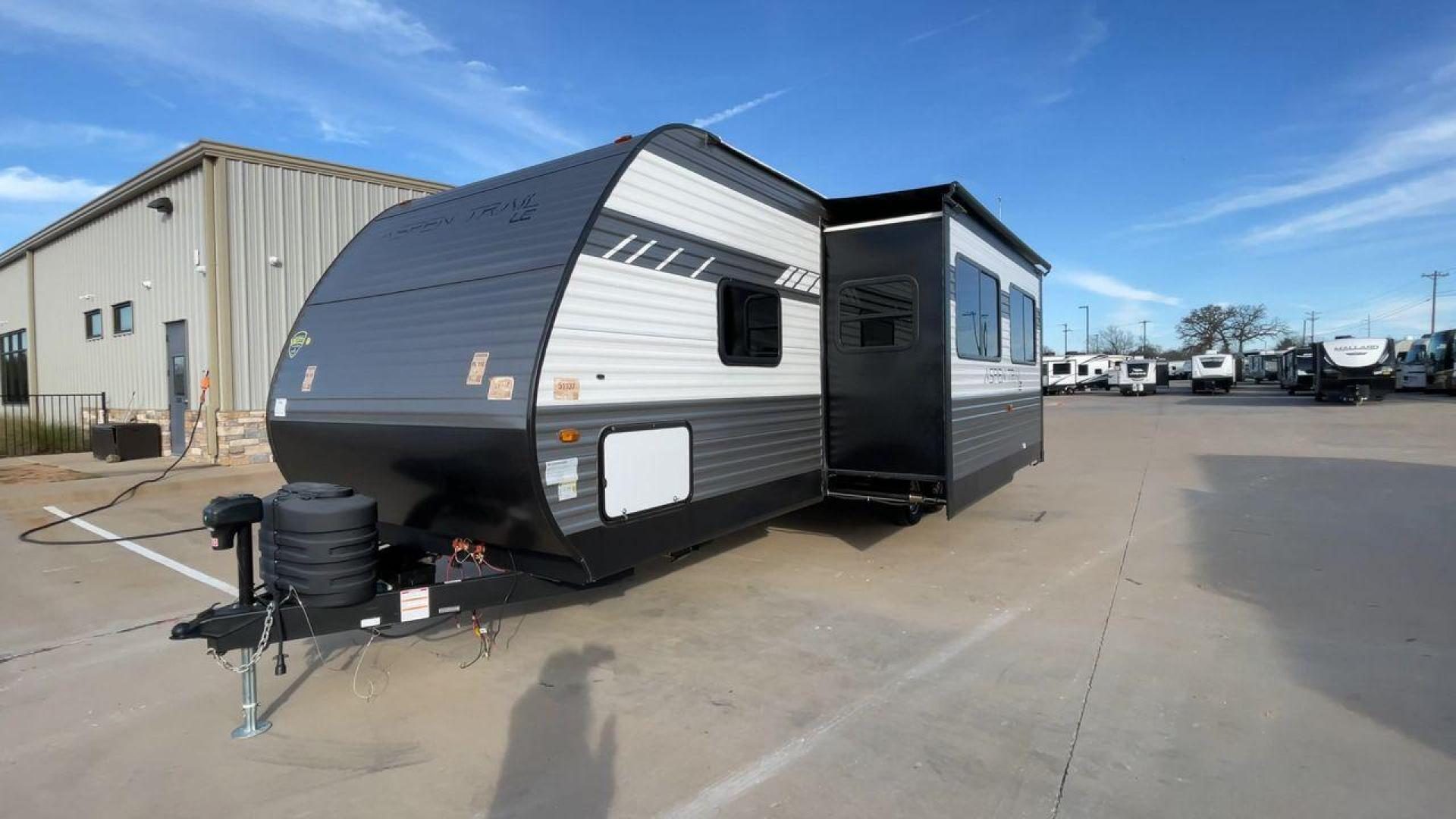 2024 KEYSTONE ASPEN TRAIL 29BH (4YDTATN23R8) , Length: 33.25 ft | Dry Weight: 6,484 lbs | Slides: 1 transmission, located at 4319 N Main St, Cleburne, TX, 76033, (817) 678-5133, 32.385960, -97.391212 - This used Keystone Aspen Trail 29BH is a well-maintained travel trailer with a modern and stylish exterior. Its silver and dark gray aluminum siding gives it a sleek, clean appearance, with white accents and a well-defined design pattern along the sides. It is equipped with multiple windows, enhanci - Photo#5