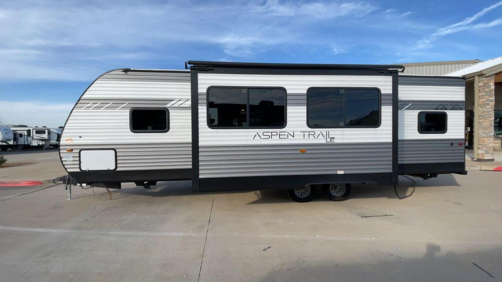 2024 KEYSTONE ASPEN TRAIL 29BH (4YDTATN23R8) , Length: 33.25 ft | Dry Weight: 6,484 lbs | Slides: 1 transmission, located at 4319 N Main St, Cleburne, TX, 76033, (817) 678-5133, 32.385960, -97.391212 - This used Keystone Aspen Trail 29BH is a well-maintained travel trailer with a modern and stylish exterior. Its silver and dark gray aluminum siding gives it a sleek, clean appearance, with white accents and a well-defined design pattern along the sides. It is equipped with multiple windows, enhanci - Photo#6