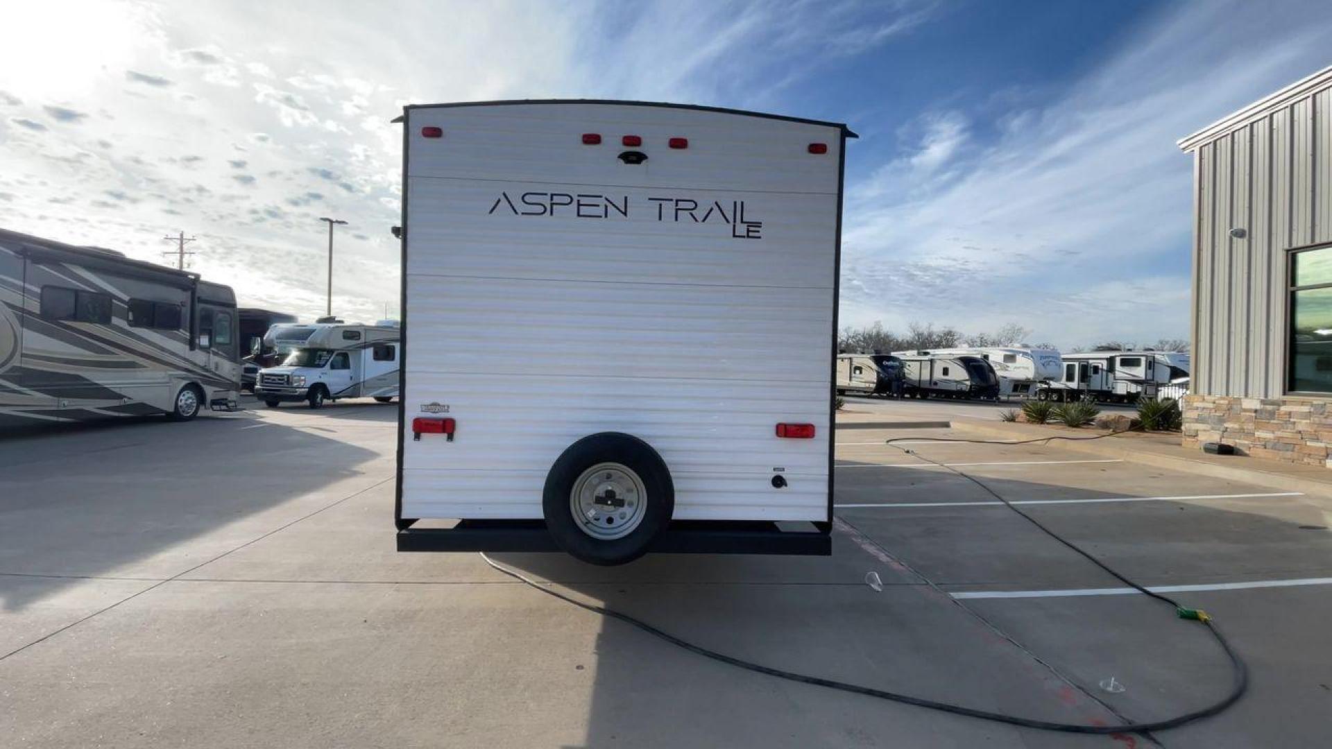 2024 KEYSTONE ASPEN TRAIL 29BH (4YDTATN23R8) , Length: 33.25 ft | Dry Weight: 6,484 lbs | Slides: 1 transmission, located at 4319 N Main St, Cleburne, TX, 76033, (817) 678-5133, 32.385960, -97.391212 - This used Keystone Aspen Trail 29BH is a well-maintained travel trailer with a modern and stylish exterior. Its silver and dark gray aluminum siding gives it a sleek, clean appearance, with white accents and a well-defined design pattern along the sides. It is equipped with multiple windows, enhanci - Photo#8