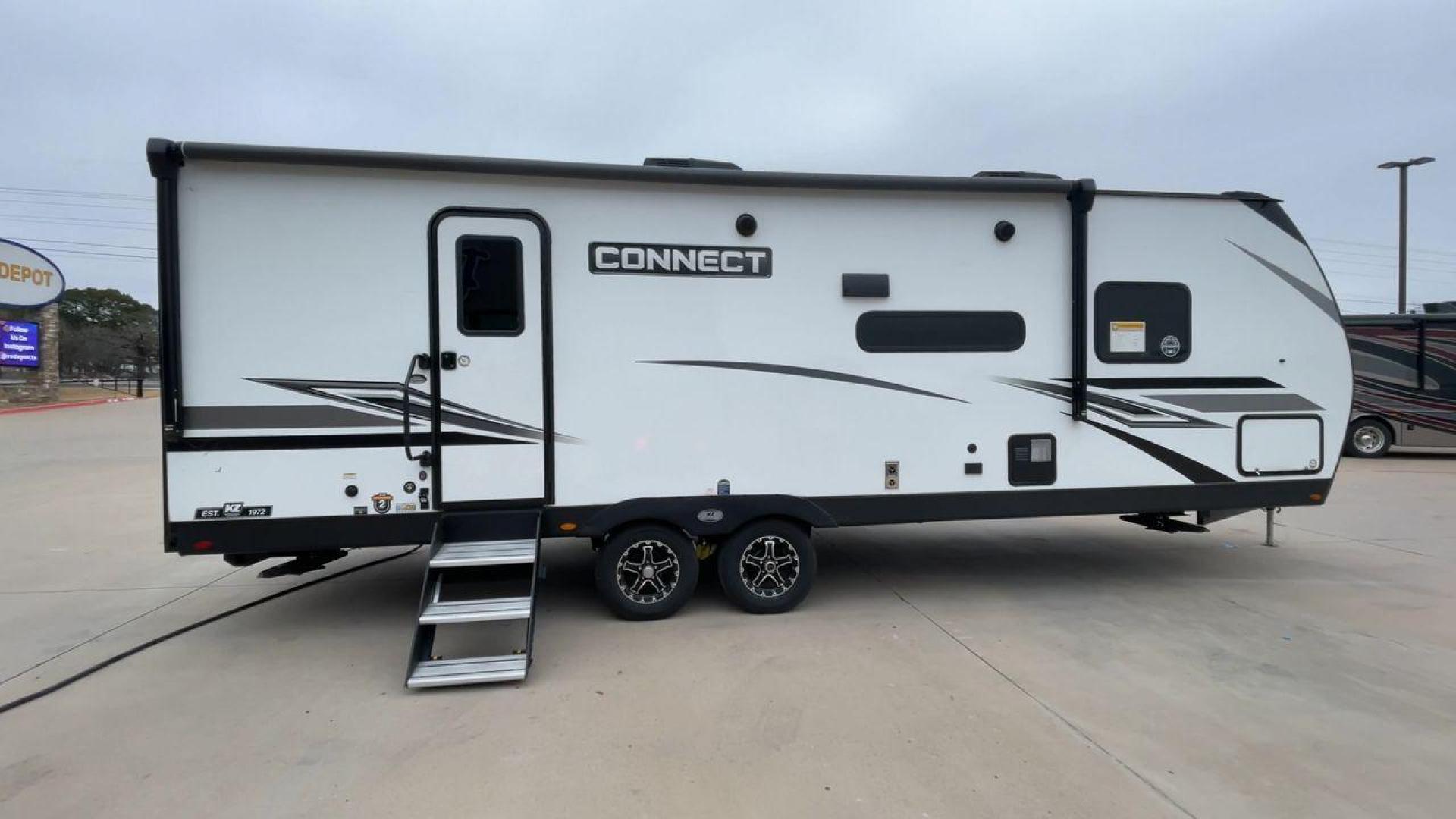 2024 KZ CONNECT 261RB (4EZTL2721R7) , Length: 30.33 ft | Dry Weight: 6,460 lbs | Gross Weight: 7,345 lbs | Slides: 1 transmission, located at 4319 N Main St, Cleburne, TX, 76033, (817) 678-5133, 32.385960, -97.391212 - At 30.33 ft long, the 2024 KZ Connect 261RB is a modern and stylish travel trailer with a sleek and aerodynamic design. Its white fiberglass exterior is accented with black and gray geometric decals, giving it a sharp and contemporary look. The front cap is painted black with the CONNECT branding pr - Photo#2