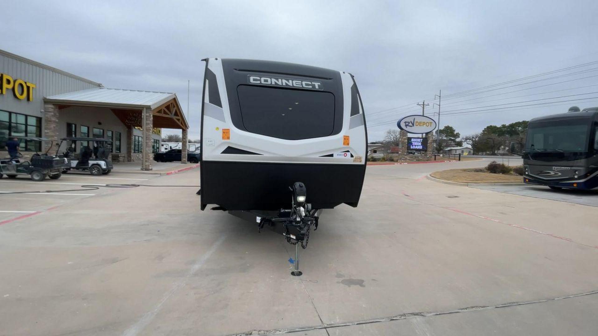 2024 KZ CONNECT 261RB (4EZTL2721R7) , Length: 30.33 ft | Dry Weight: 6,460 lbs | Gross Weight: 7,345 lbs | Slides: 1 transmission, located at 4319 N Main St, Cleburne, TX, 76033, (817) 678-5133, 32.385960, -97.391212 - At 30.33 ft long, the 2024 KZ Connect 261RB is a modern and stylish travel trailer with a sleek and aerodynamic design. Its white fiberglass exterior is accented with black and gray geometric decals, giving it a sharp and contemporary look. The front cap is painted black with the CONNECT branding pr - Photo#4