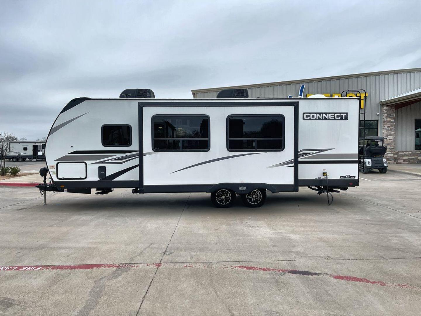 2024 KZ CONNECT 261RB (4EZTL2721R7) , Length: 30.33 ft | Dry Weight: 6,460 lbs | Gross Weight: 7,345 lbs | Slides: 1 transmission, located at 4319 N Main St, Cleburne, TX, 76033, (817) 678-5133, 32.385960, -97.391212 - At 30.33 ft long, the 2024 KZ Connect 261RB is a modern and stylish travel trailer with a sleek and aerodynamic design. Its white fiberglass exterior is accented with black and gray geometric decals, giving it a sharp and contemporary look. The front cap is painted black with the CONNECT branding pr - Photo#23