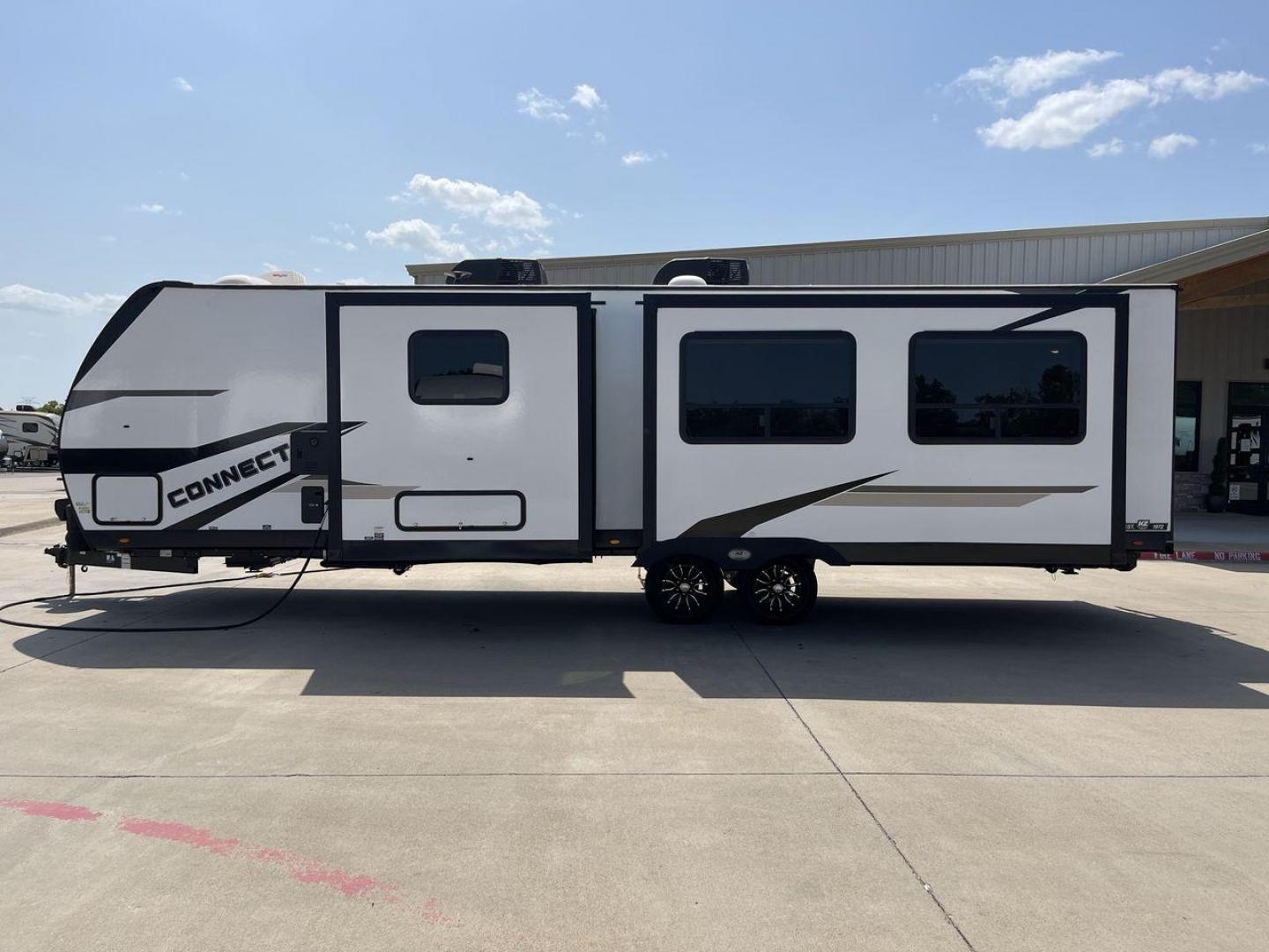 2024 KZ CONNECT 302FBK (4EZTL322XR4) , located at 4319 N Main St, Cleburne, TX, 76033, (817) 678-5133, 32.385960, -97.391212 - Photo#23