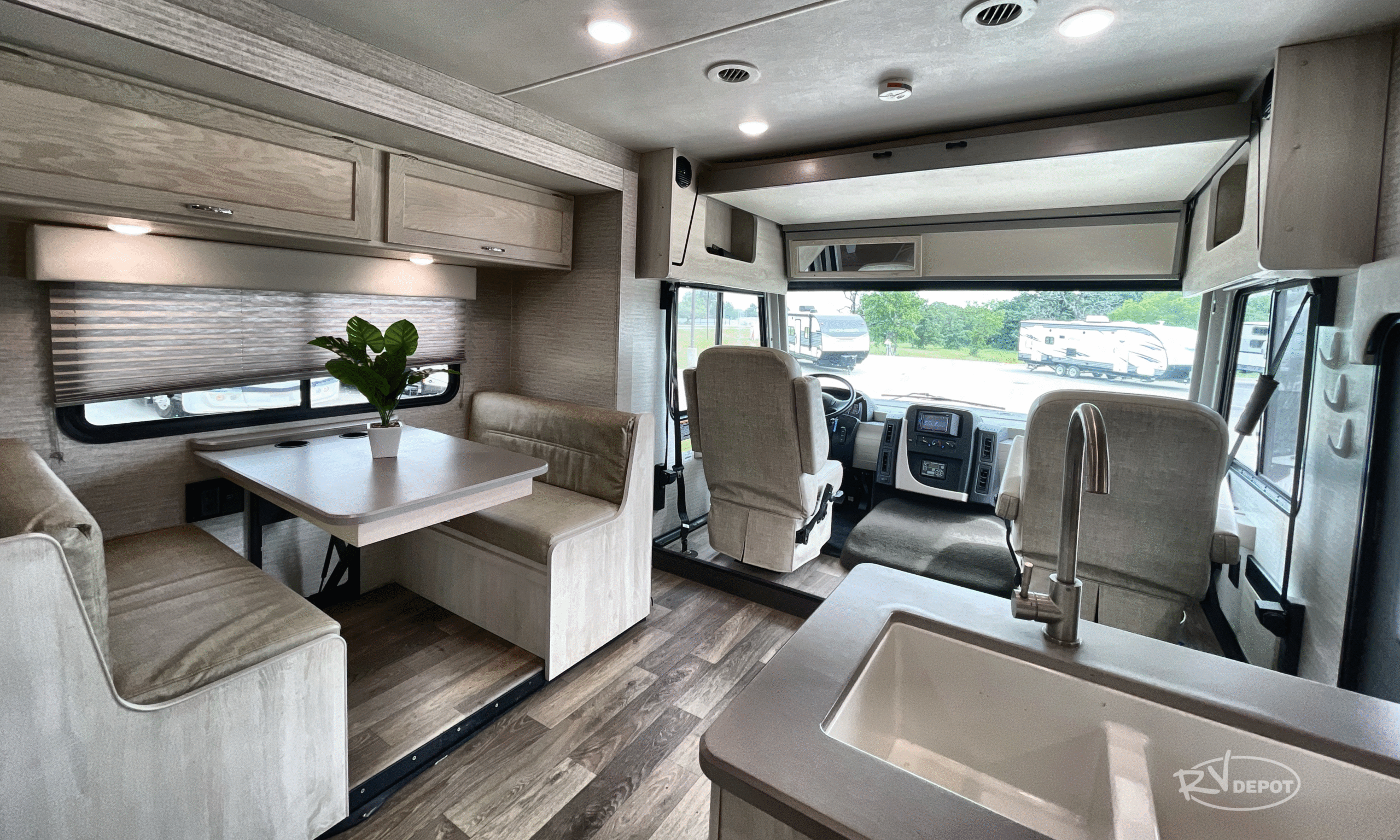 2019 WINNEBAGO INTENT 28Y - driver seat in motorhome class a rv 