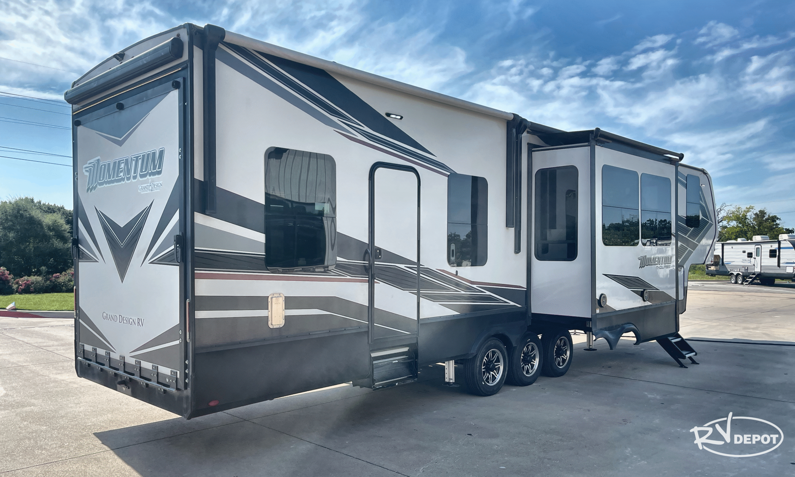 2021 GRAND DESIGN MOMENTUM 381M - Toy Hauler RV 5th wheel