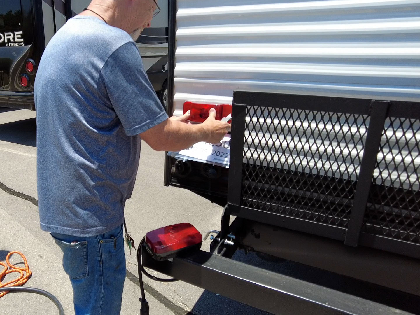 RV Depot - Service 06 Replacing the taillight cover